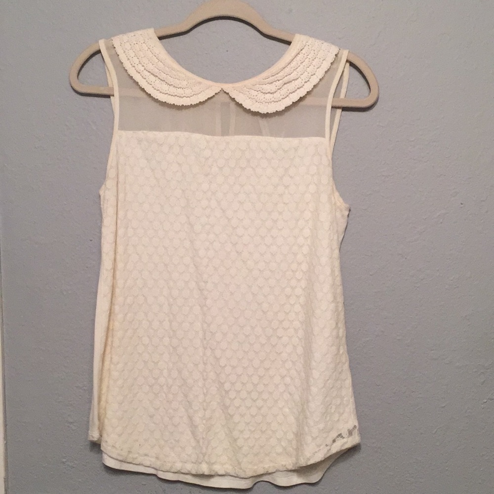 Sleeveless blouse with detailed Peter Pan collar.
